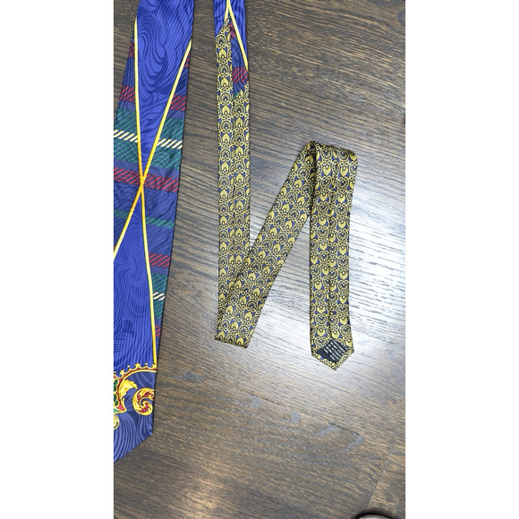 VTG Rare Tie Versus Giorgio Versace Retro Meduza Silk 59"L 3.75"W Italy made - Picture 2 of 5